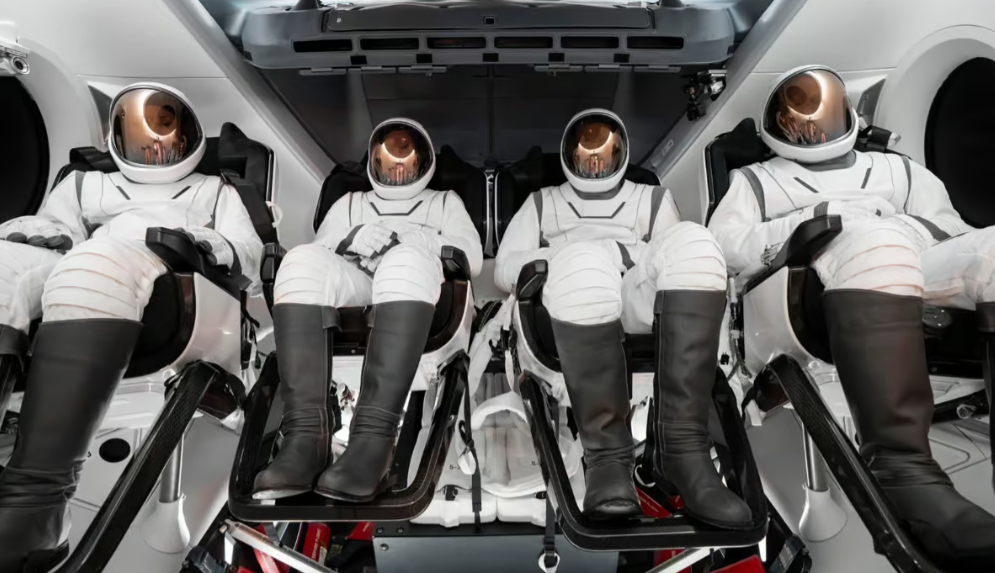 Компанія SpaceX показала скафандри, у яких астронавти вийдуть у відкритий космос вже цього року